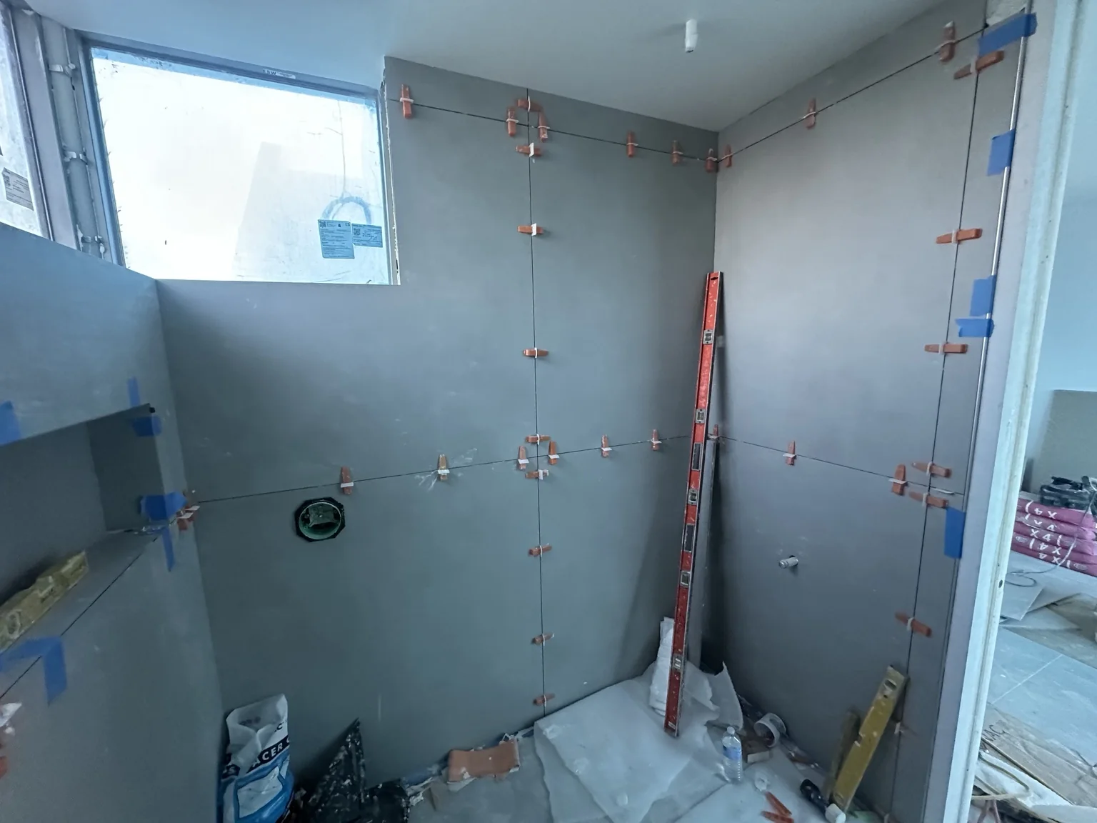 Large-format tile installation with precision leveling and alignment